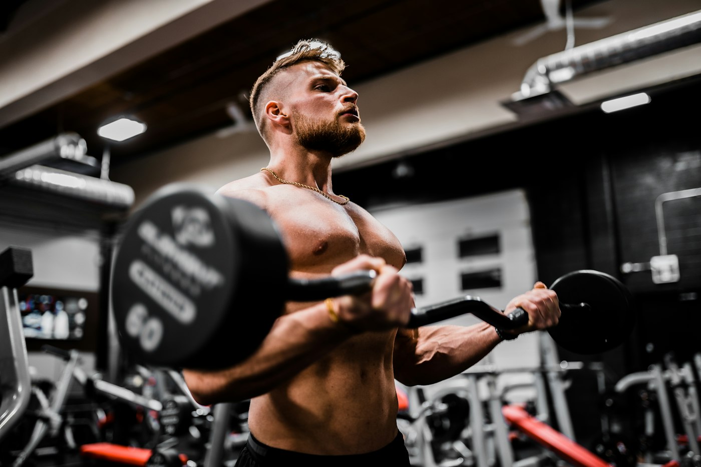 Symbolfoto: Sportler beim Hanteltraining