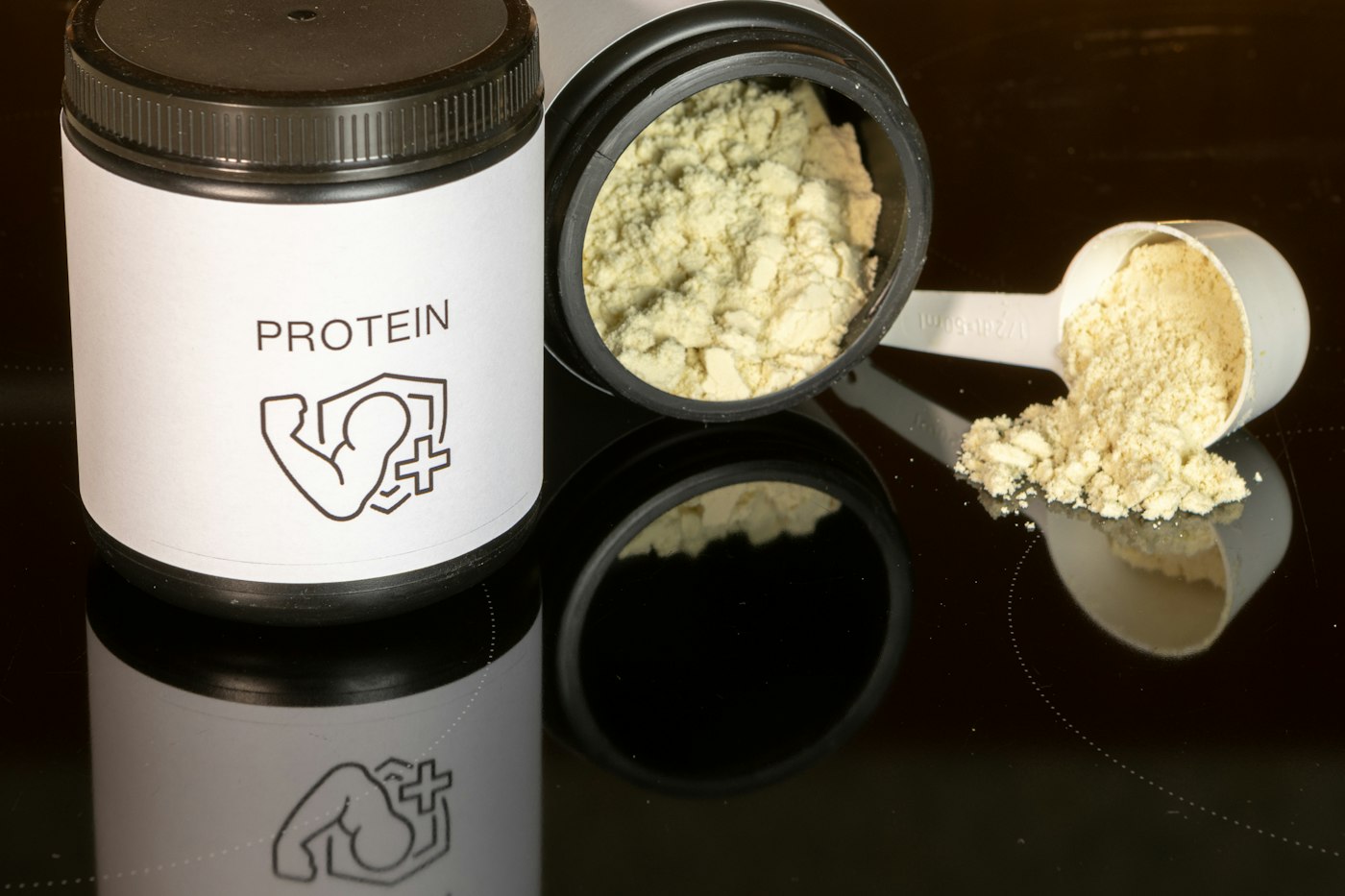 Symbolfoto: Proteinpulver mit Messlöffel