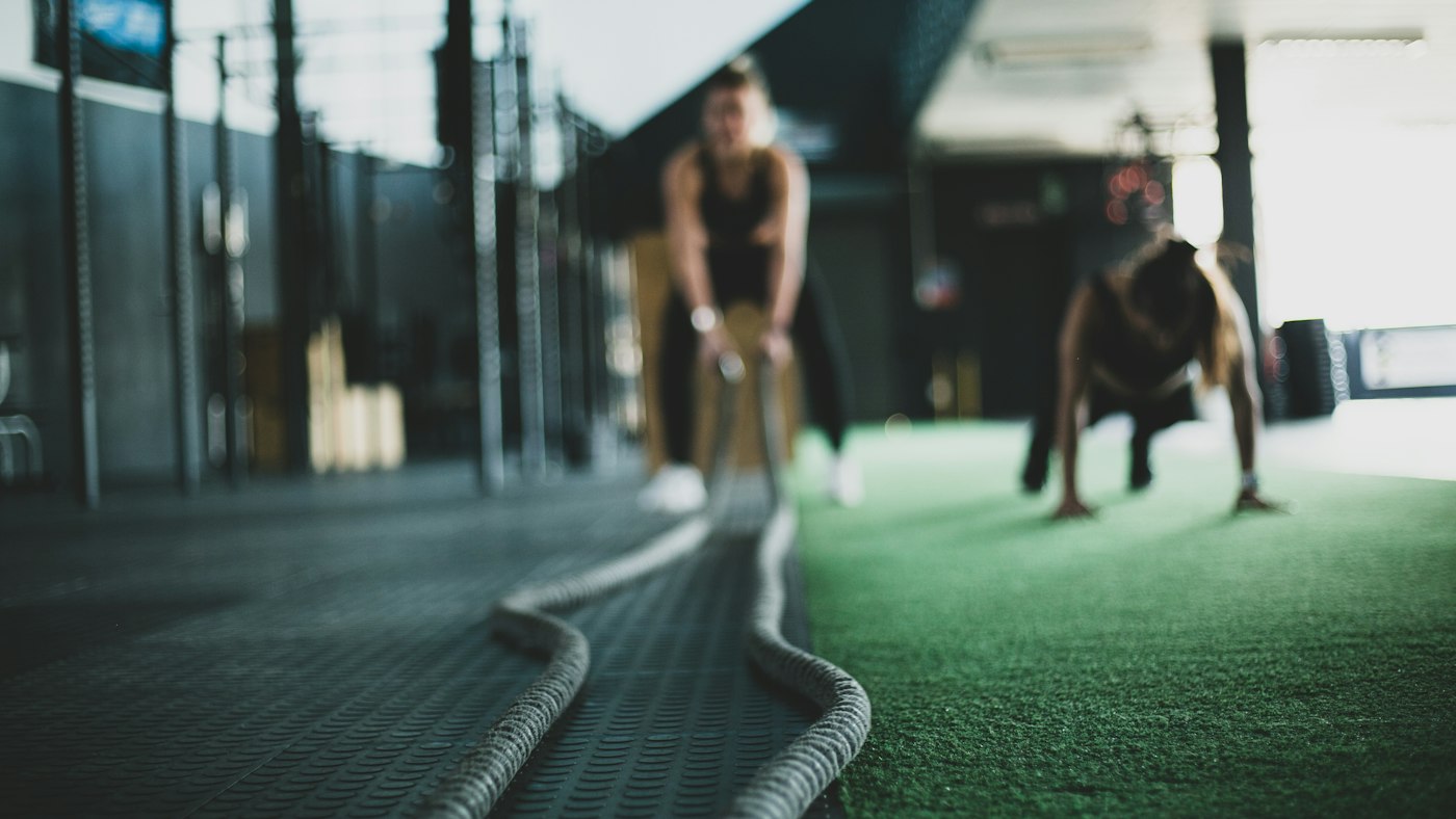 Symbolfoto: Training mit Seilen im Fitnessstudio