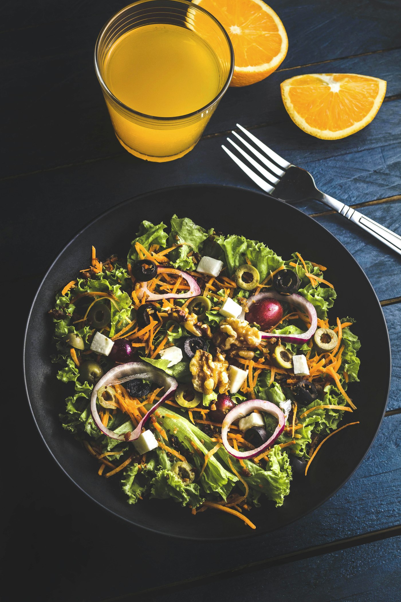 Symbolfoto: Salat und Orangensaft
