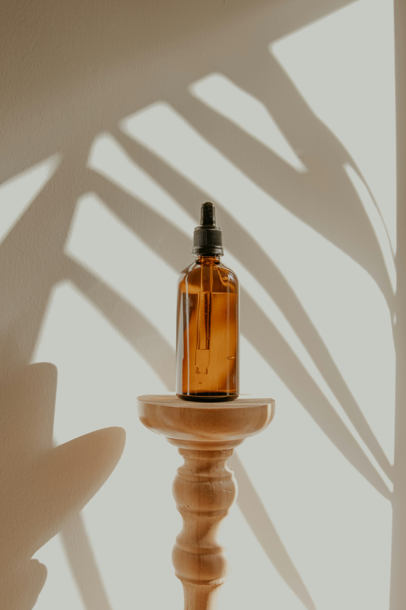 Symbolfoto: Pflegeöl in einer Glasflasche