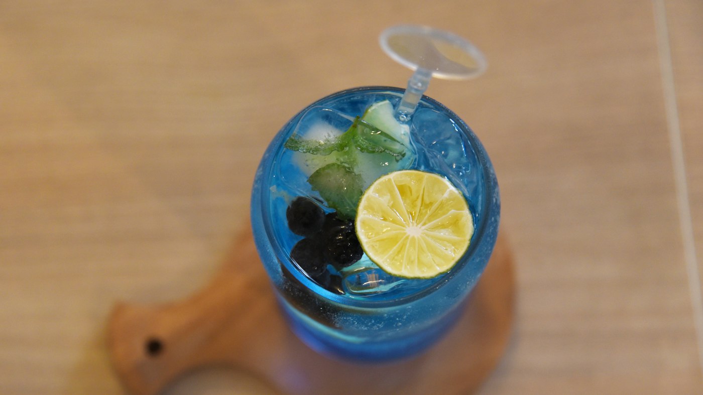 Symbolfoto: Glas mit Getränk und Zitrone