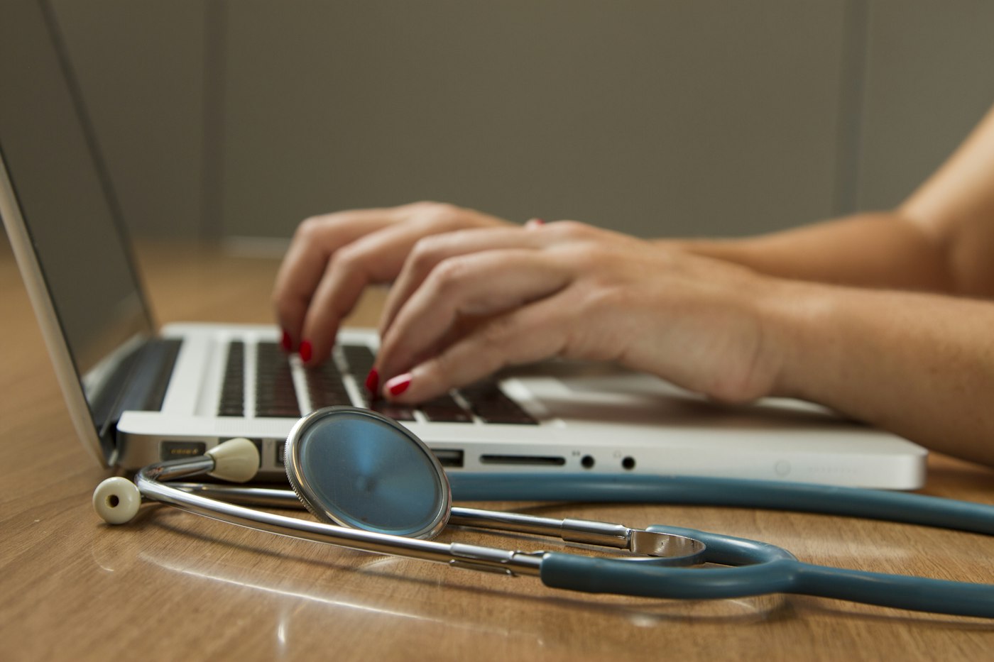 Symbolfoto: Arbeit mit medizinischen Unterlagen